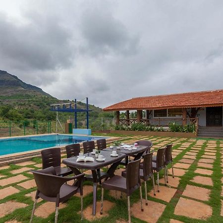 Stayvista'S Ficus Farms - Mountain-View Haven With Rustic Artsy Interiors, Outdoor Pool, Glasshouse, Home Theatre & Karaoke Delight Igatpuri Exteriör bild