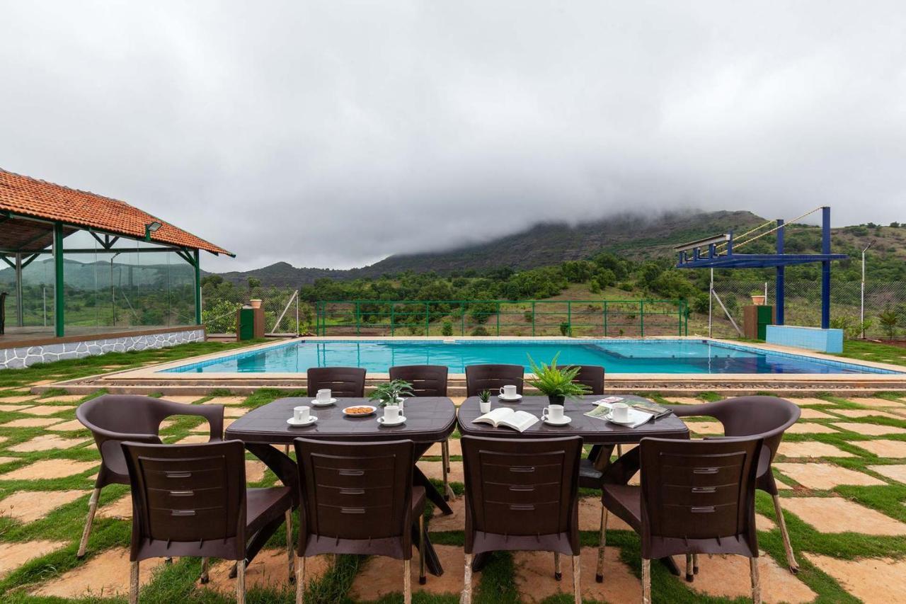 Stayvista'S Ficus Farms - Mountain-View Haven With Rustic Artsy Interiors, Outdoor Pool, Glasshouse, Home Theatre & Karaoke Delight Igatpuri Exteriör bild