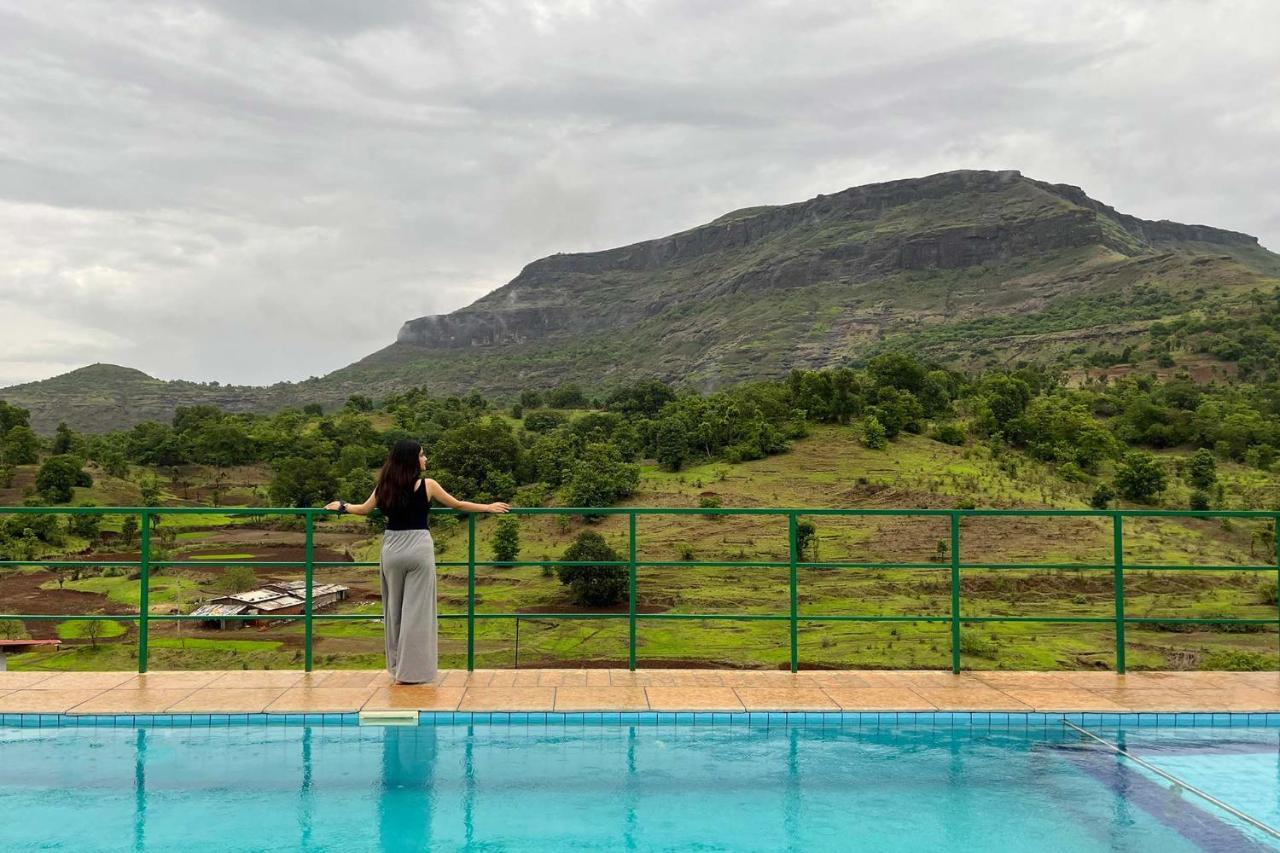Stayvista'S Ficus Farms - Mountain-View Haven With Rustic Artsy Interiors, Outdoor Pool, Glasshouse, Home Theatre & Karaoke Delight Igatpuri Exteriör bild