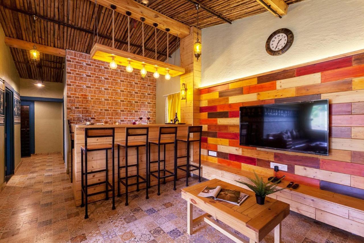 Stayvista'S Ficus Farms - Mountain-View Haven With Rustic Artsy Interiors, Outdoor Pool, Glasshouse, Home Theatre & Karaoke Delight Igatpuri Exteriör bild