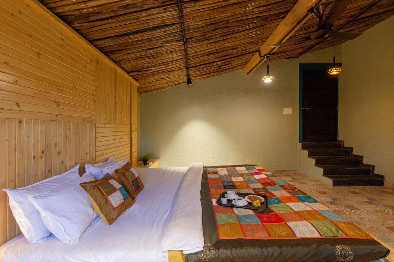 Stayvista'S Ficus Farms - Mountain-View Haven With Rustic Artsy Interiors, Outdoor Pool, Glasshouse, Home Theatre & Karaoke Delight Igatpuri Exteriör bild