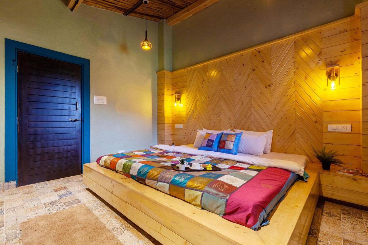 Stayvista'S Ficus Farms - Mountain-View Haven With Rustic Artsy Interiors, Outdoor Pool, Glasshouse, Home Theatre & Karaoke Delight Igatpuri Exteriör bild
