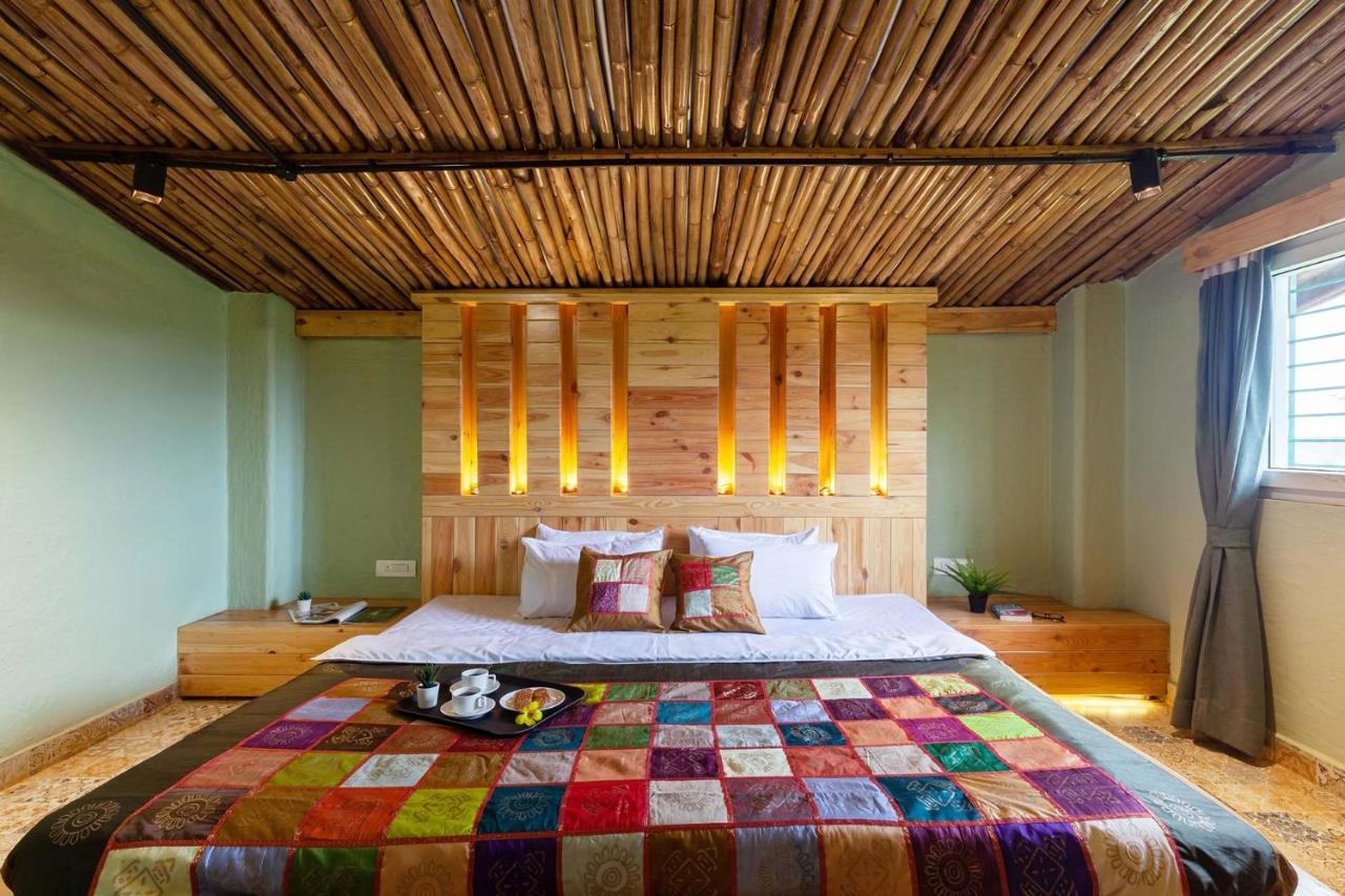 Stayvista'S Ficus Farms - Mountain-View Haven With Rustic Artsy Interiors, Outdoor Pool, Glasshouse, Home Theatre & Karaoke Delight Igatpuri Exteriör bild