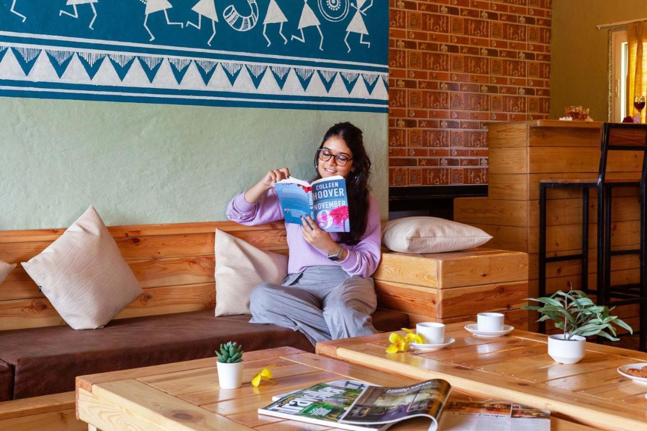 Stayvista'S Ficus Farms - Mountain-View Haven With Rustic Artsy Interiors, Outdoor Pool, Glasshouse, Home Theatre & Karaoke Delight Igatpuri Exteriör bild